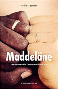 schwarze und weisse hand im buchcover maddelaene eine schwarz weisse liebe in deutschland 2020